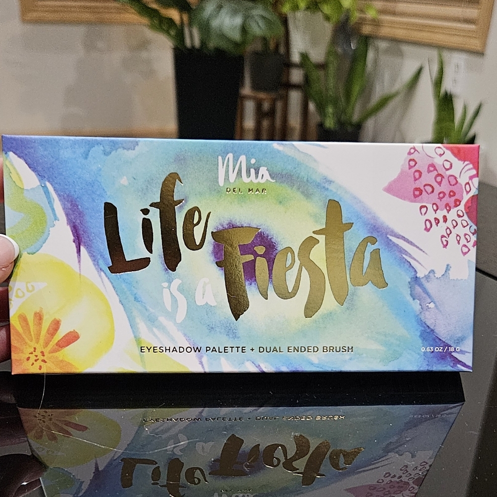 MIA Eyeshadow Palette & Brush